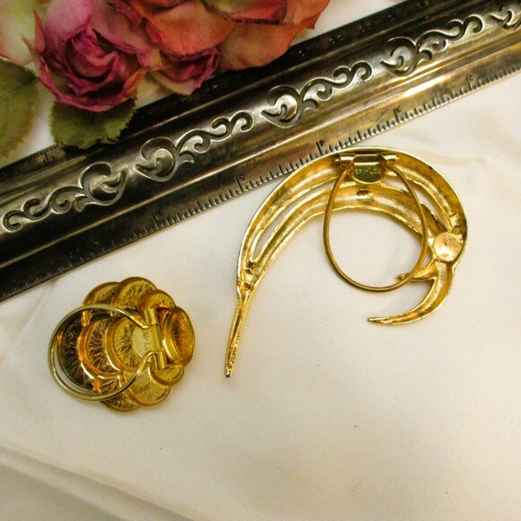 Vintage JERI-LOU Gold Dress Clips: 1960s Swirl & Disk Yellow Gold Scarf Clips - Picture 14 of 15